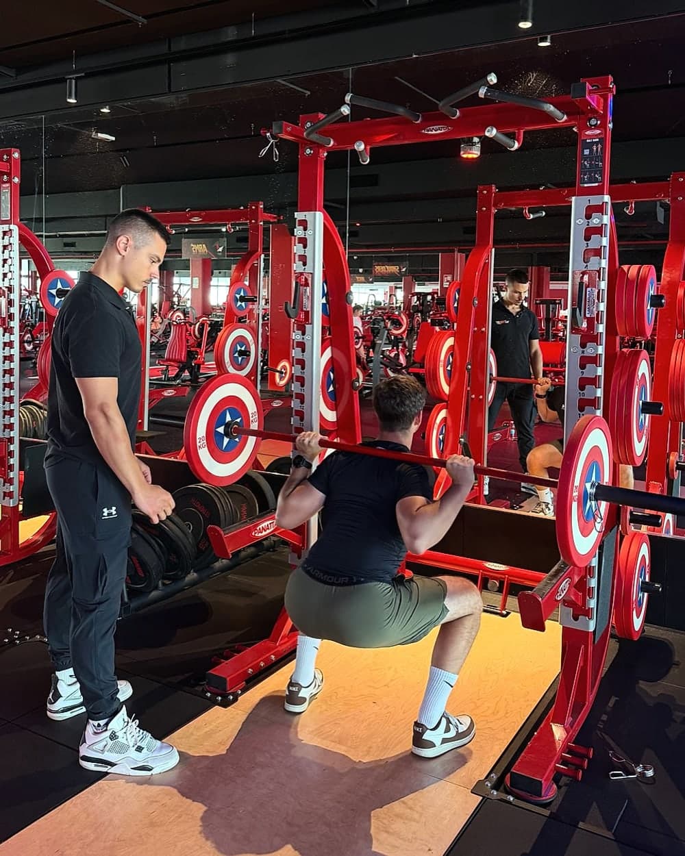 Andrea Cauzzi segue un cliente durante uno squat al multipower